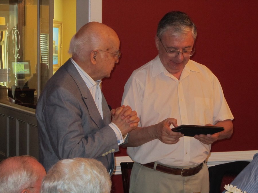 J.L. Colaiacovo recibe placa de 10 años del Club de A. Lopes