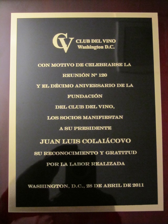 Plaque celebrating 10 years of the Club del Vino offered to Juan Luiz Colaiacovo