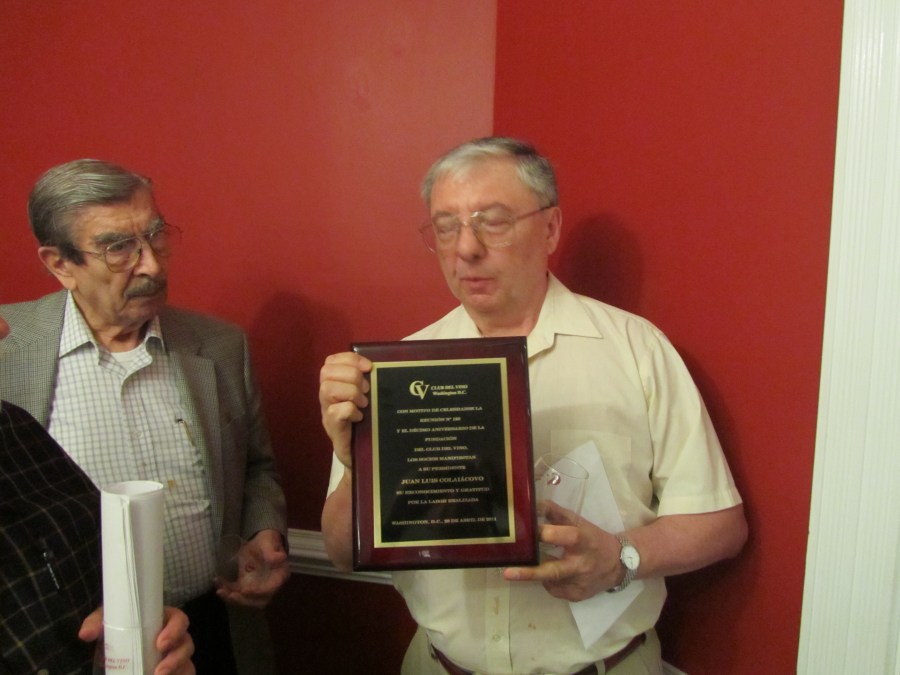 Juan Luiz Colaiacovo with the 10 Years Plaque, at his side Hugo Benito